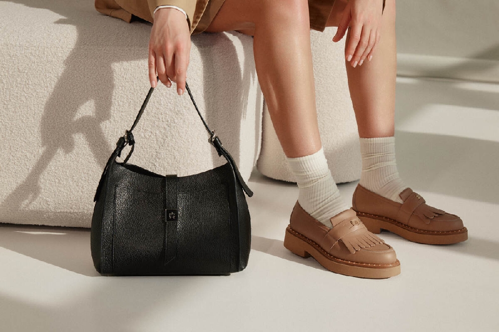 tinuta cu mocasini maro, sosete si posata neagra