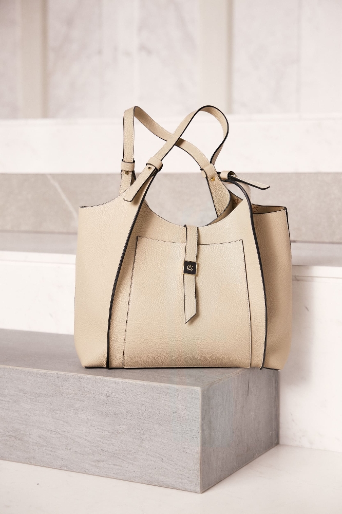 tote bag bej asezata pe o treapta 